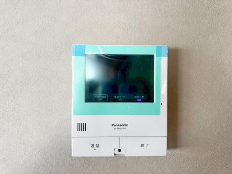 設備 【モニター付きインターホン】モニター付きインターホンで来客者の顔が見れるのでお子様の留守番時にも安心できますね。