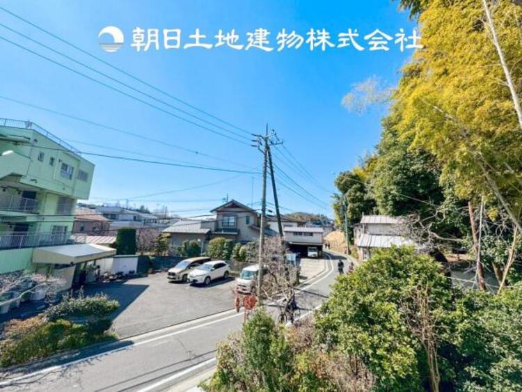 その他 【眺望】目の前に手を伸ばせば、触ることが出来そうな環境が、そのままインテリアになったような印象です。その豊かな眺望にふさわしい空間には、通風・採光にも優れ、心地よい光と風があふれています。