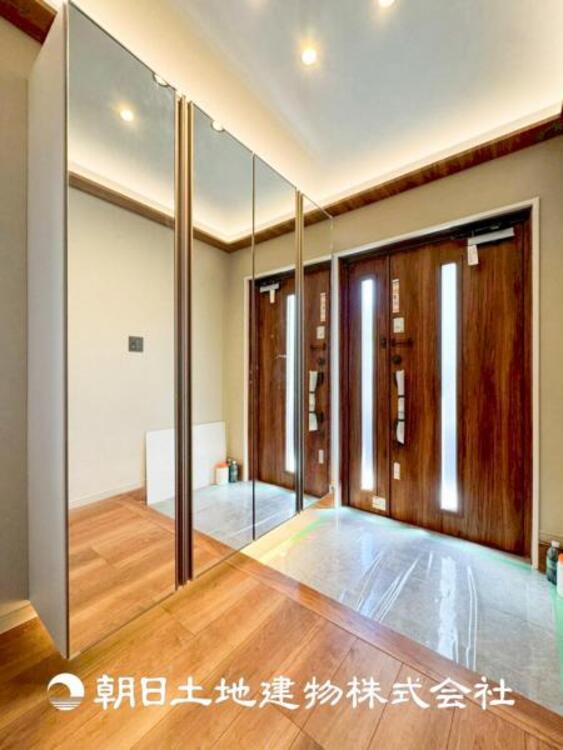 その他 【玄関】高級感漂う玄関と廊下。大好きなご家族の帰り、遊びに来てくれる友人を優しく迎える・優しさに満ちた生活空間を演出します。ハッピーな生活を予感させます。