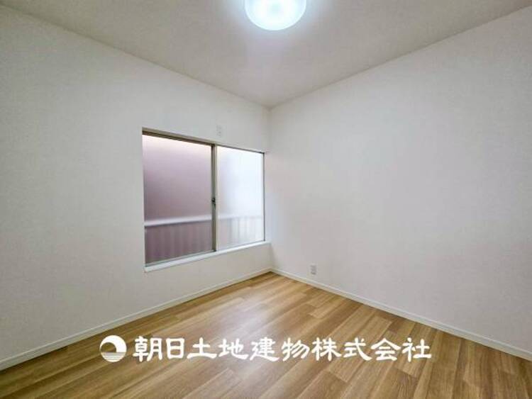 内装 【居室】爽やかな空間演出とセンス良く纏められた室内は良質な寛ぎ空間。そこで暮らす大切な人達のことを考え造りこんだ空間は日々の生活に安らぎを与えてくれます。