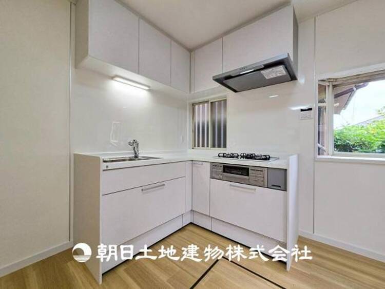キッチン 【キッチン】住宅の主役でもあり、日常生活を過ごす上で重要な水回りでもあるからこそ機能性・デザイン性に拘りました。お掃除のしやすいシステムキッチンを設置しました。