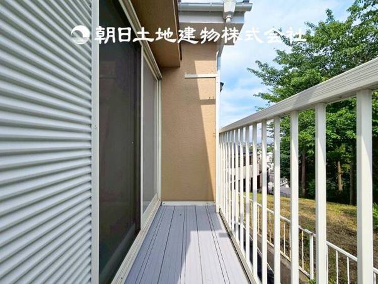 バルコニー 【バルコニー】温かい太陽を感じる事ができるのは、目の前に遮るものが無いから。彼方に広がる風景が絵画のように広がります。