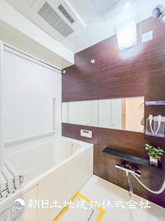 風呂 【浴室】1日の疲れを癒すバスタイム。心地よいリラックスを叶える独立した美しい空間です。