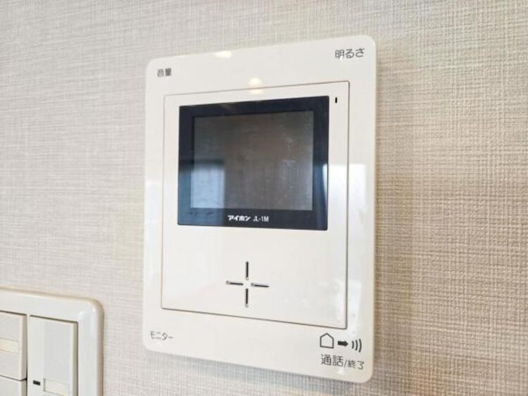 設備 【防犯設備】TVモニター付きインターホンは訪問者のお顔を確認出来安心な機能です！