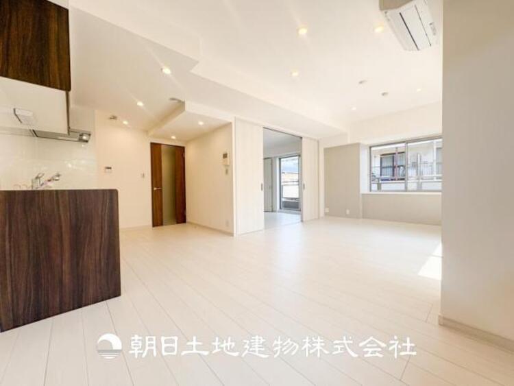 居間 【リビング】リビングにはみんなが集い、食事や楽しい会話が始まる。