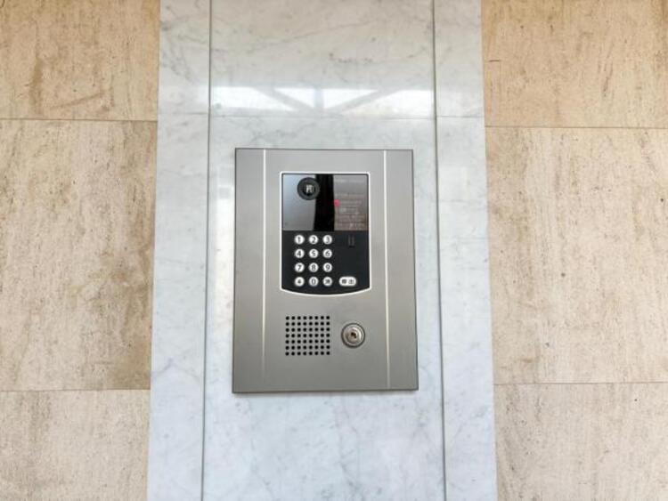 居間 【オートロック】防犯上安心なオートロック機能！カメラ機能付きなので訪問者の確認もできます。