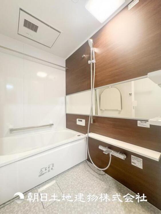 風呂 【浴室】1日の疲れを癒すバスタイム。心地よいリラックスを叶える独立した美しい空間です。