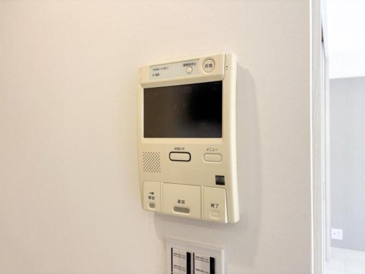 設備 【防犯設備】TVモニター付きインターホンは訪問者のお顔を確認出来安心な機能です！