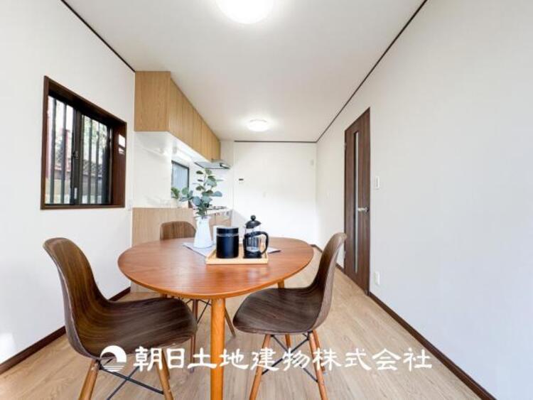 居間 【リビング】リビングにはみんなが集い、食事や楽しい会話が始まる。