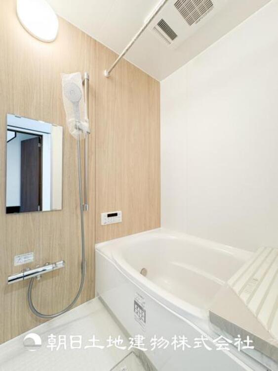 風呂 【浴室】1日の疲れを癒すバスタイム。心地よいリラックスを叶える独立した美しい空間です。