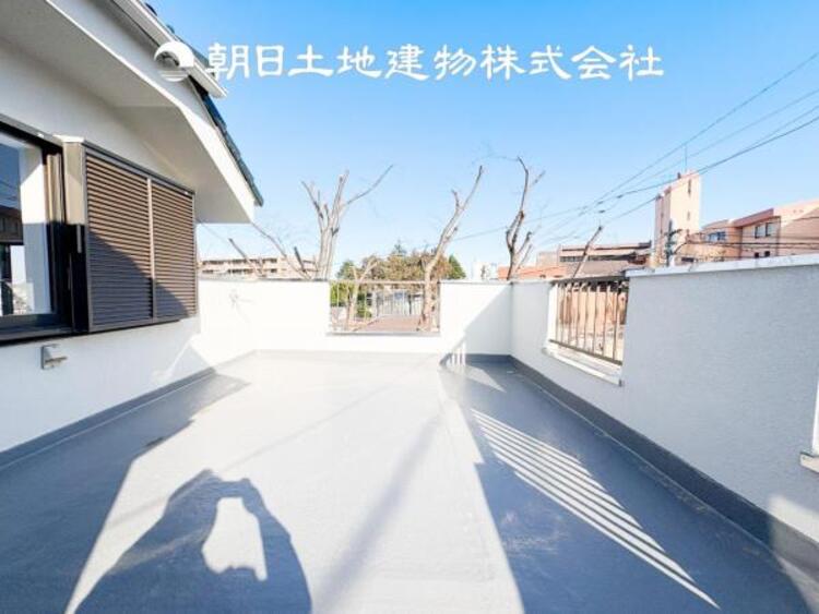 バルコニー 【ルーフバルコニー】お子様を遊ばせたり、一人で晩酌スペースとして間接照明を配置したりと使い方は無限大のルーフバルコニー！