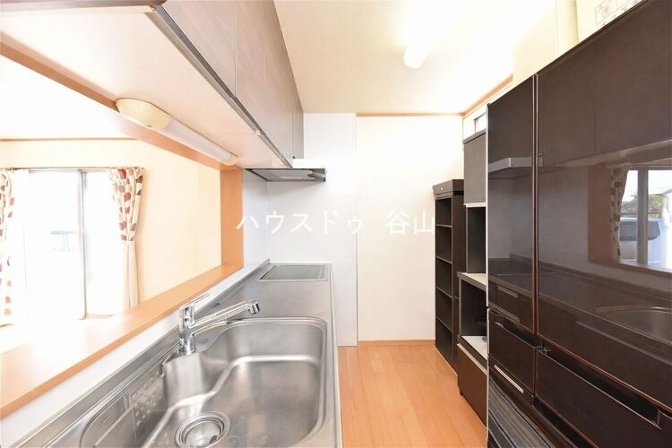 キッチン リビングの様子を見渡しやすい対面キッチンで、配膳や片付けもしやすい動線です。