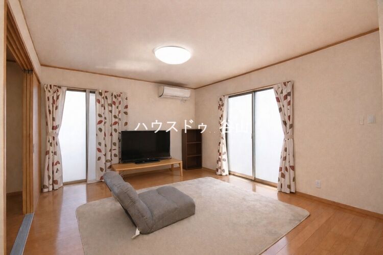 居間 2面採光でやわらかな光が入り、家具配置もしやすいゆとりあるリビング空間です。