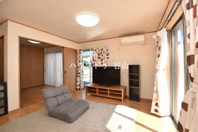 居間 掃き出し窓から光を取り込みやすく、日中も明るいリビングとして使いやすい空間です。