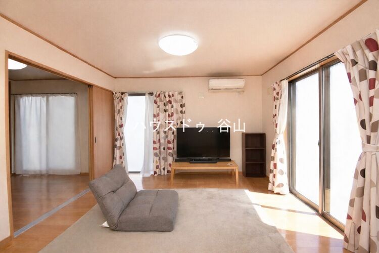 居間 隣室とつなげて使いやすく、開放感のある続き間としても活用しやすいリビングです。