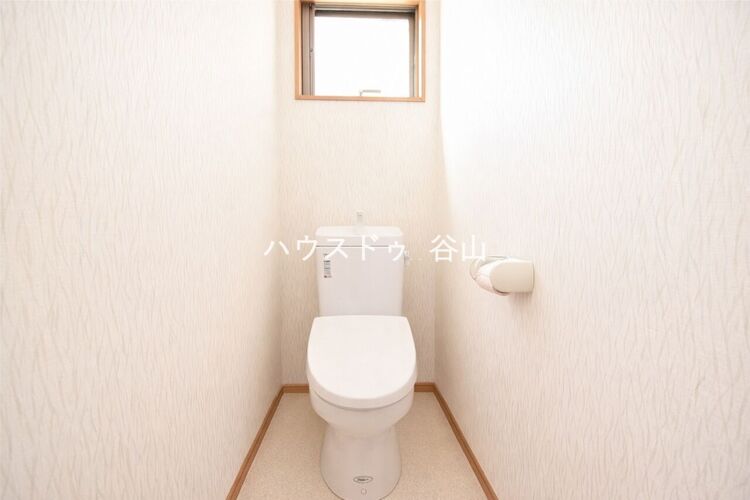 その他 小窓付きで換気もしやすく、白を基調にすっきりとした印象のトイレ空間です。