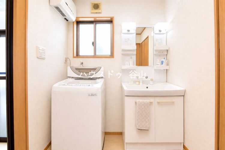 その他 洗面化粧台と洗濯機置場がまとまり、身支度や家事動線も整えやすい洗面室です。