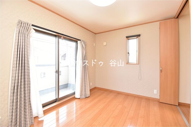 寝室 バルコニーに面した明るい洋室で、2面採光により風も通しやすい空間です。