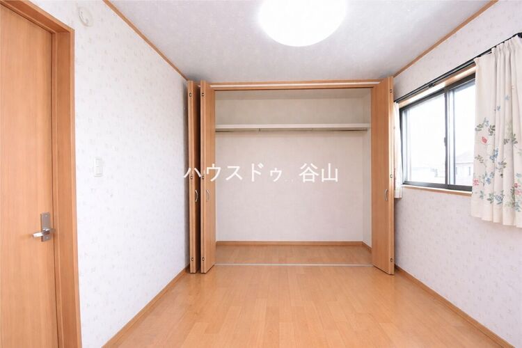 子供部屋 ハンガーパイプ付きの収納を備えており、居室を広く使いやすい間取りです。