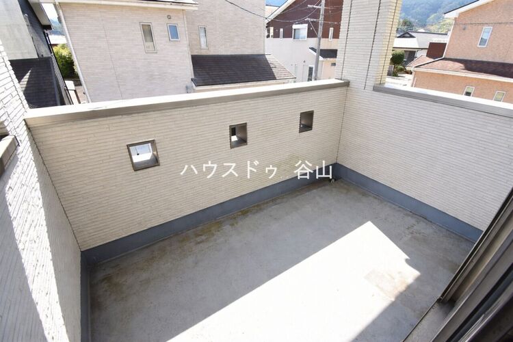 その他 奥行きのあるバルコニーで、洗濯物や布団もゆったり干しやすいスペースです。