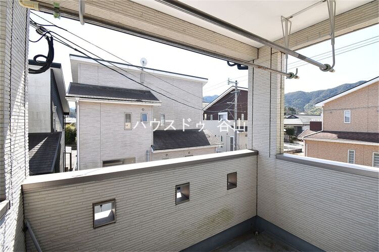 周辺 バルコニーから周囲の街並みや山並みを望める、開放感のある眺望です。