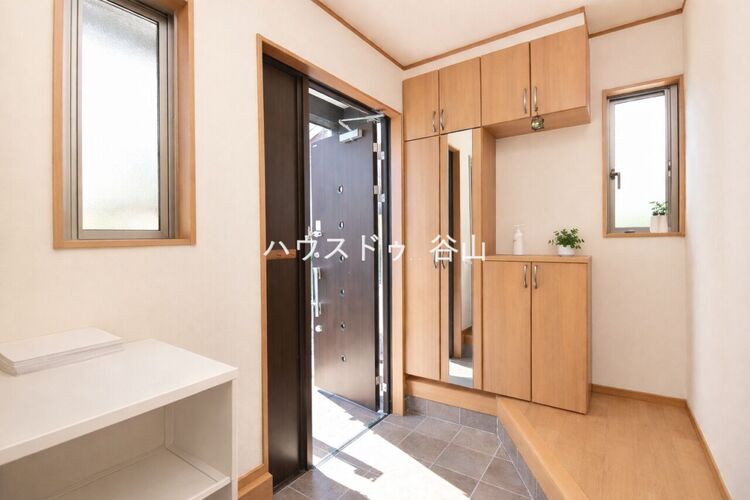 玄関 シューズ収納を備えた玄関で、採光も確保しやすく明るい印象です。