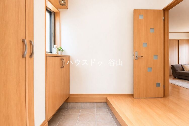 玄関 収納付きの玄関で、すっきりとした第一印象を保ちやすい迎え入れ空間です。