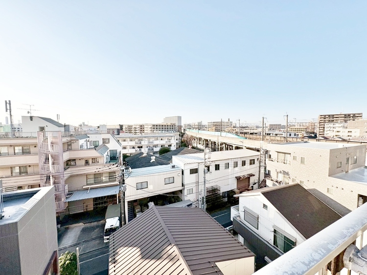 バルコニー 窓を開けると広がる青空。心をリフレッシュして日々を過ごしていきましょう。