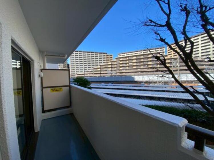 バルコニー バルコニーは二面ございます。自分だけのプライベート空間。都会の喧騒を忘れてリラックスできる空間になるでしょう。 