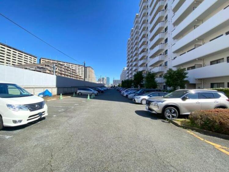 駐車場 マンションの敷地内に設けられた駐車スペースなので重い荷物の出し入れの負担を最小限に抑えられます。 小さなお子様も安心・安全の乗り降りが出来ますね。 