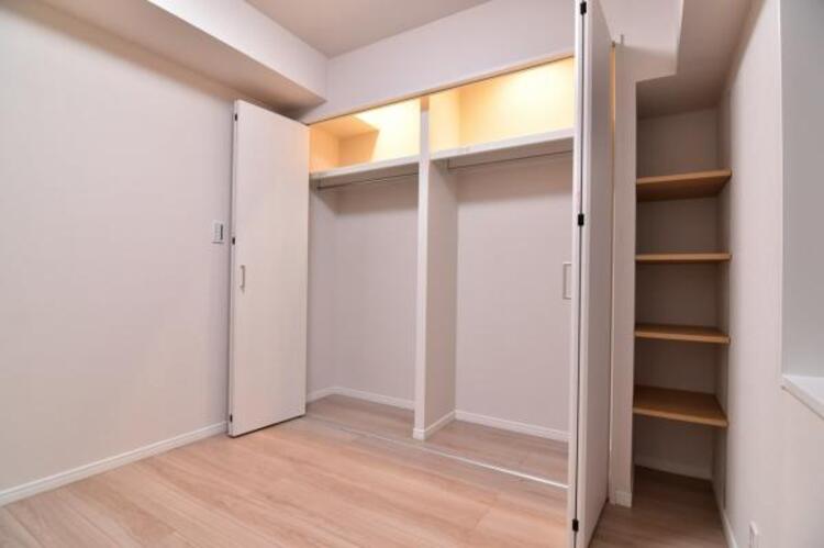 収納 クローゼットには棚やハンガーパイプが備えられているので、大切なお洋服にしわを付けずにそのまましまうことが出来ます。思い出と一緒に大切に保管しましょう。