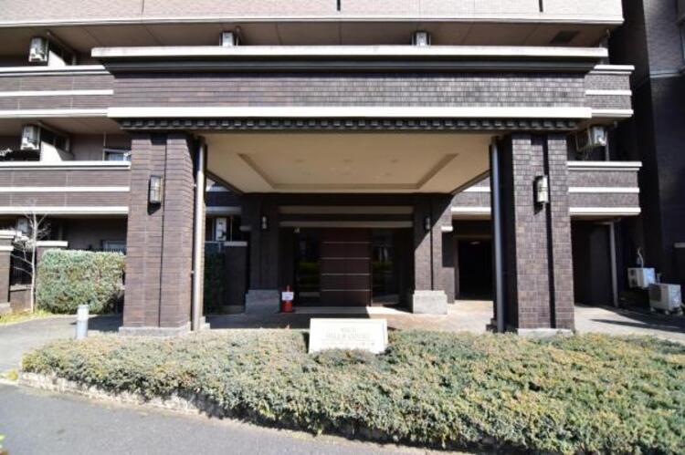 エントランス スタイリッシュなのはもちろん、質感があり、機能的でもあるエントランス。