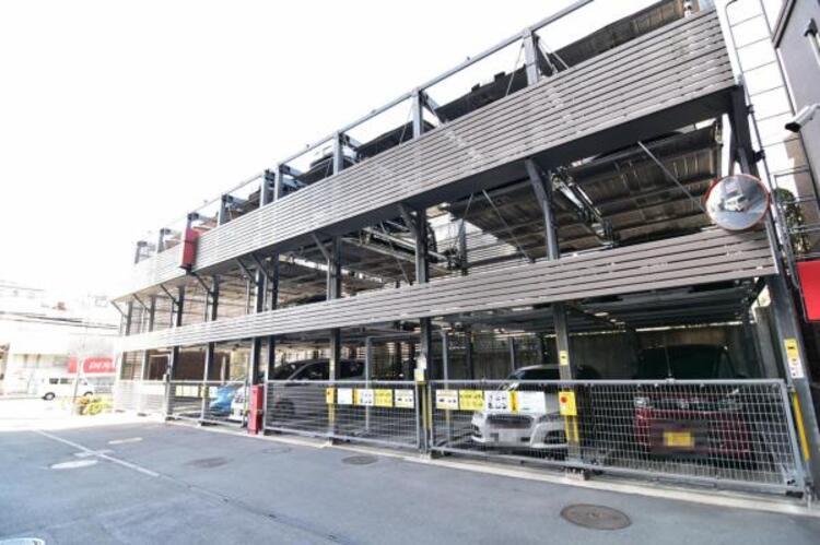 駐車場 敷地内に設けられた駐車スペース。