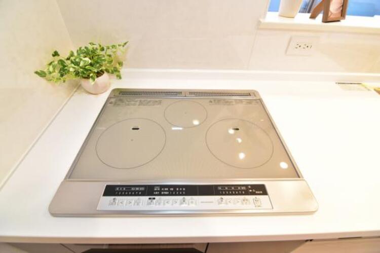 その他 忙しいときでも一度に料理が作れるIHの3口コンロ。グリルも付いてさらに料理が捗ります。ガラストップでお掃除もラクラク。