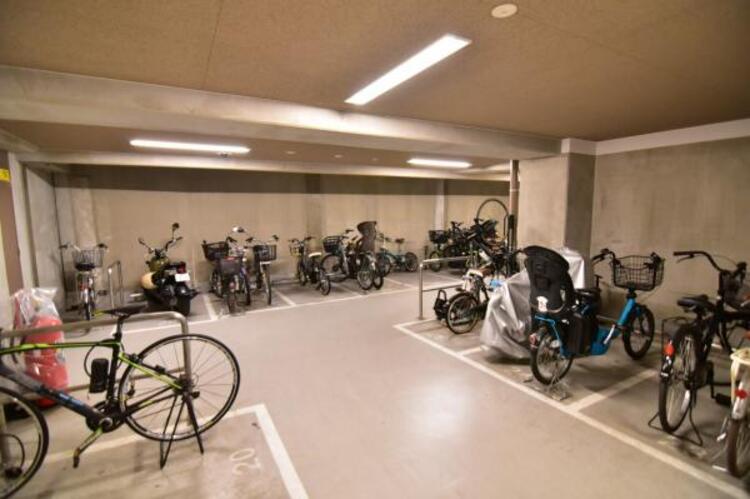 その他 管理の行き届いた駐輪場は屋内で雨の日も安心です。