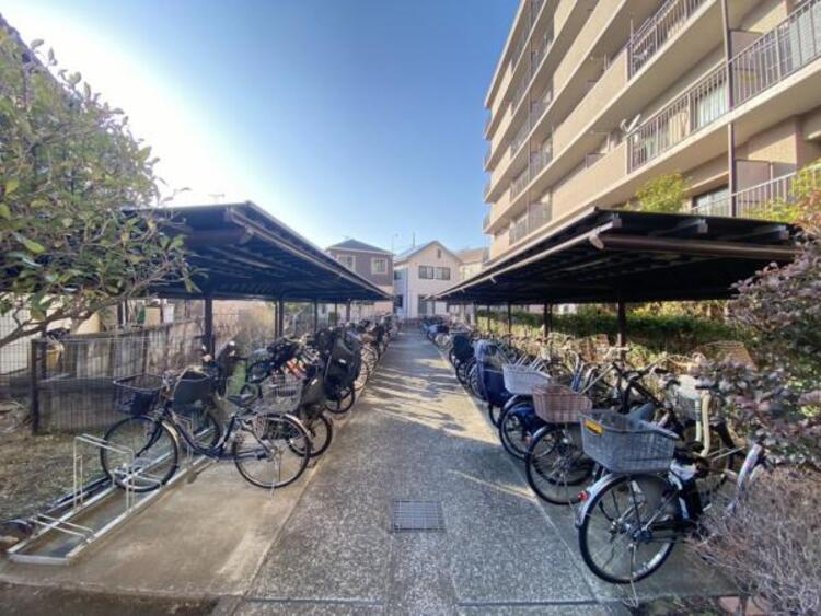その他 敷地内には屋根付きの駐輪場がございます。空き状況は担当者までお問い合わせください。（2月25日撮影）
