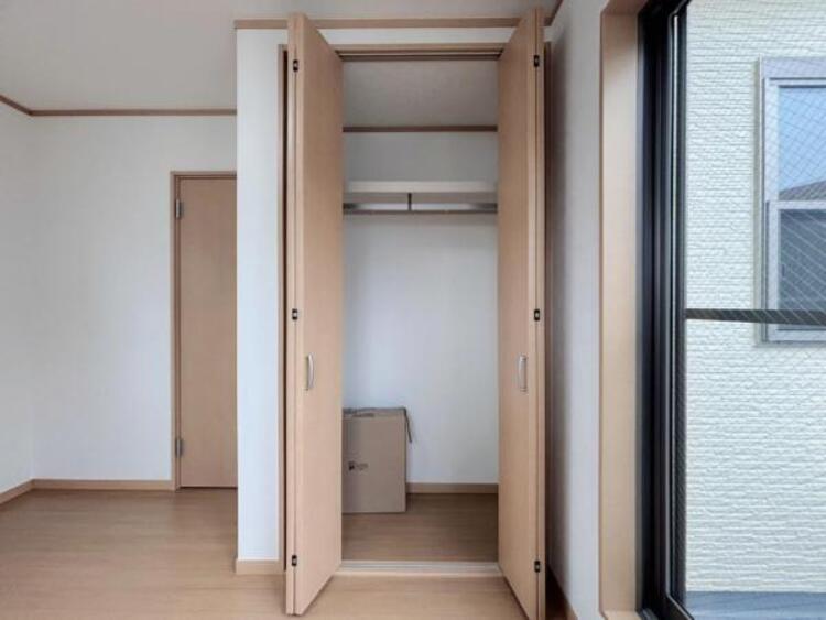 収納 クローゼットには棚やハンガーパイプが付いており、スーツや上着などがスッキリ収納可能です。