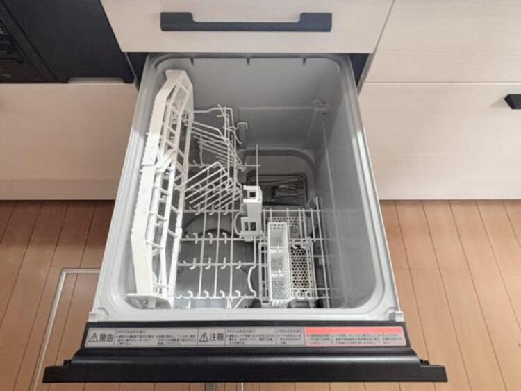 設備 食器洗浄乾燥機を標準装備。作動中は他の家事を並行して進めることができ、家事の時短と負担軽減につながります。高温、高圧水流で洗浄するため、除菌・消臭効果が期待でき、衛生面での安心感が高まります。また、手荒れの心配もなくなります。