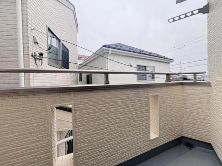 バルコニー 陽の光に照らされるバルコニーを、爽やかな涼風が吹き抜けていきます。