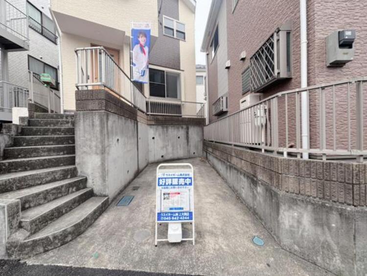 駐車場 建物につながる駐車スペース。重いものの、荷物の出し入れも安心です。