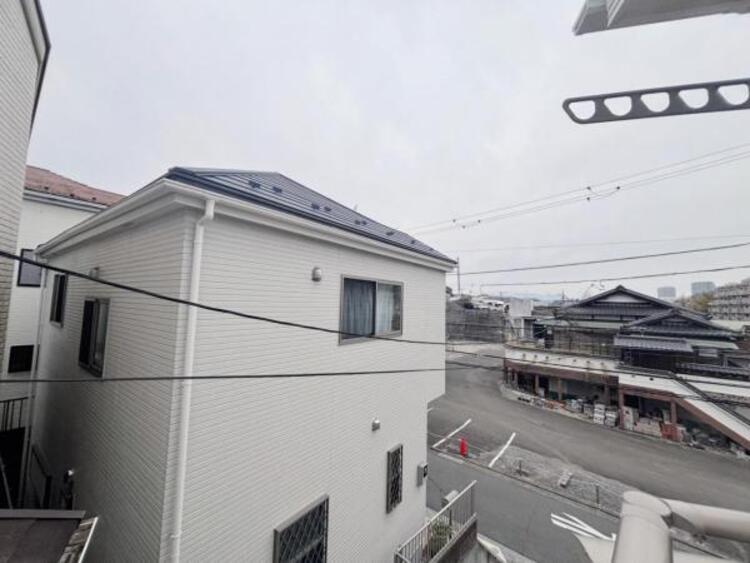 その他 風の通り道。舞い込んでくる風が優しく躍り、室内に爽やかな空気を運んできます。