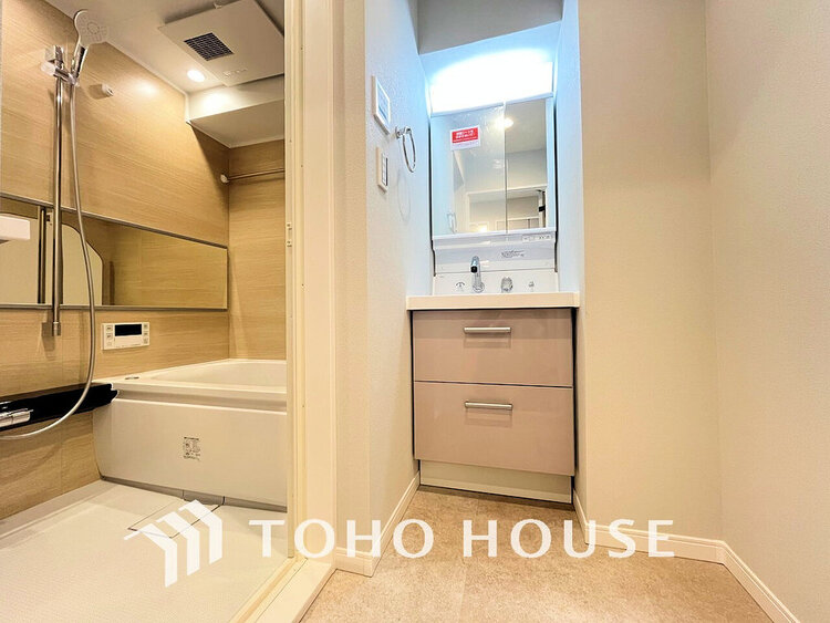 洗面 白を基調とした清潔感のある洗面室で朝の身支度を