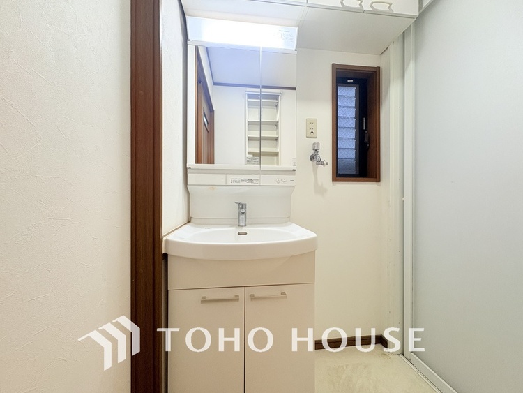 洗面 収納豊富で使い勝手の良い3面鏡仕様の洗面化粧台（リフォーム前です）