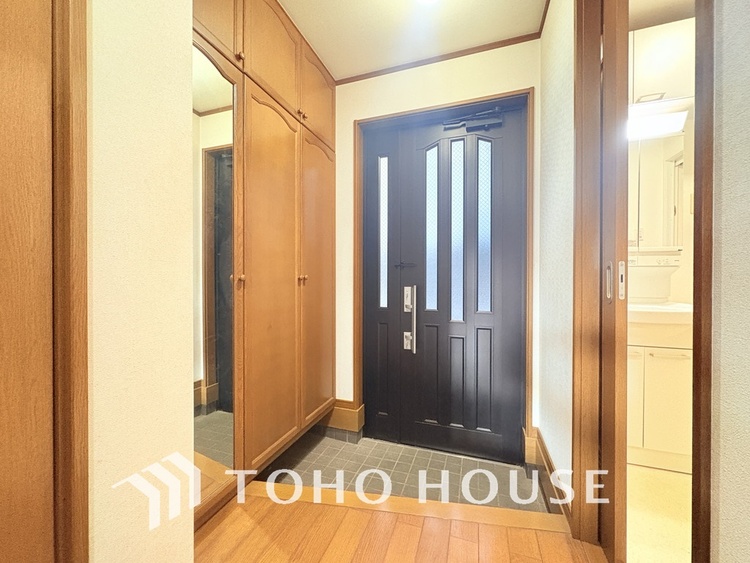 玄関 優しい雰囲気の玄関、家族の帰りを暖かく迎えてくれます