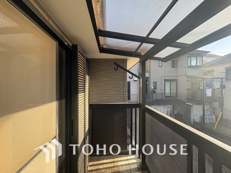 バルコニー 日当たりの良いバルコニーで晴れの日の洗濯物も楽しみになりますね