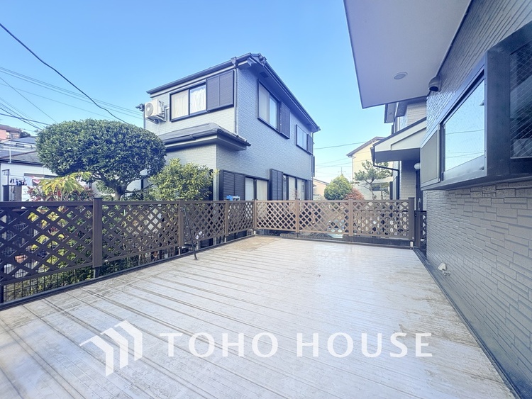 その他 お子様を遊ばせたり、夜の晩酌スペースとして間接照明を配置したりと使い方は無限大のウッドデッキ