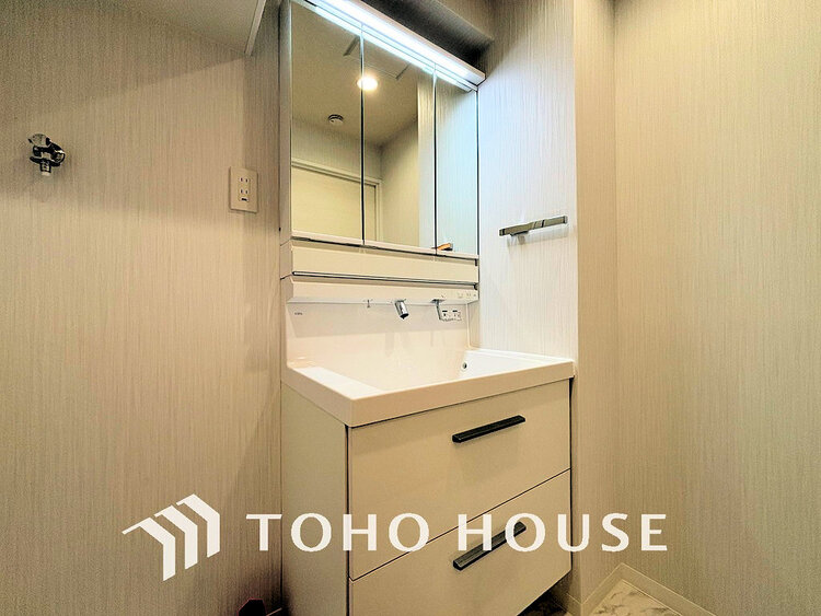 洗面 白を基調とした清潔感のある洗面室で朝の身支度を