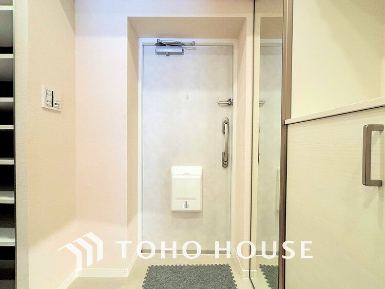 玄関 落ち着いた雰囲気の玄関、家族の帰りを暖かく迎えてくれます