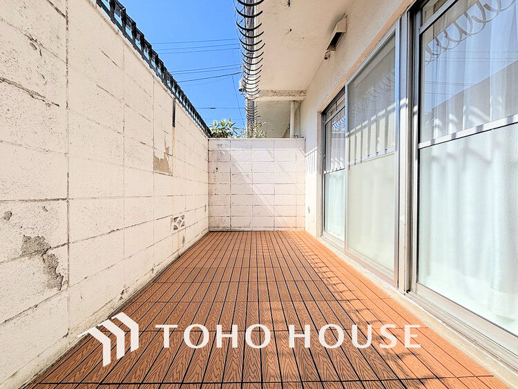 バルコニー 日当たりの良いバルコニーで晴れの日の洗濯物も楽しみになりますね