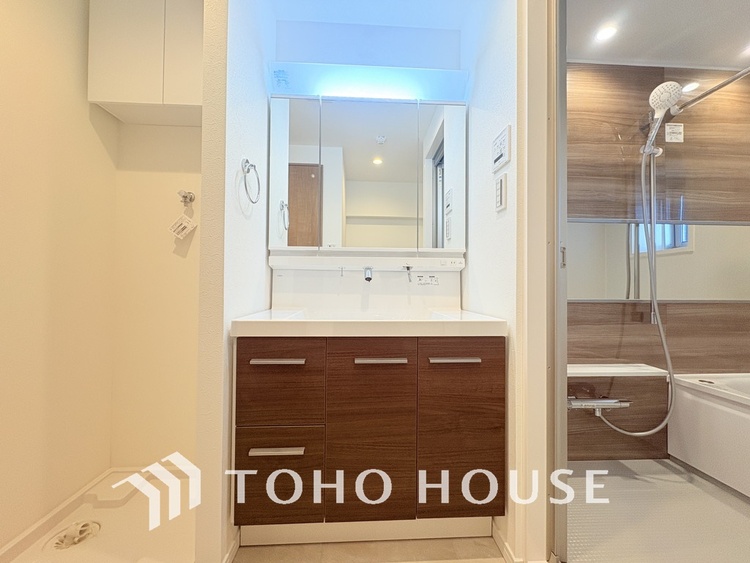 洗面 新規設置の洗面化粧台。収納豊富で使い勝手の良い3面鏡です